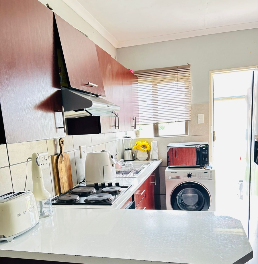 To Let 2 Bedroom Property for Rent in Waterval East North West